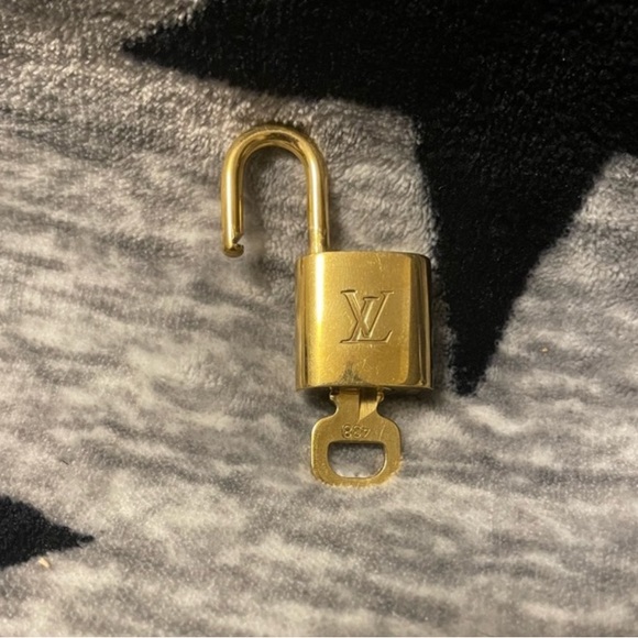 Louis Vuitton Lock and Key #438 - Picture 6 of 6
